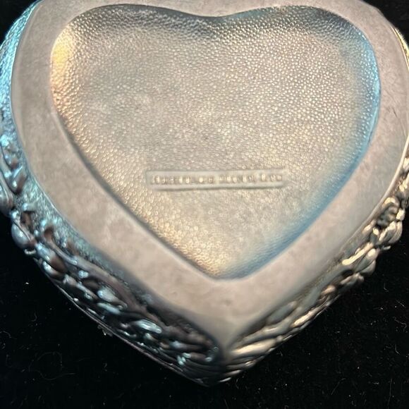 Vintage Heritage Mint Ltd. Heart Shaped Red Velvet Lined Trinket Box - Picture 4 of 6